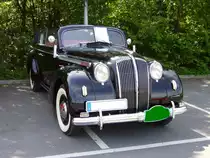 Opel Admiral in der Karosserieversion viertüriges Cabriolet aus dem Jahr 1939. Kurz vor WW2 war bei den deutschen Autokäufern ein Hang zu großen Autos mit einem Hubraum von 3.0 Litern und mehr zu erkennen. Da die Rüsselsheimer einen ausgereiften 3.6l Motor für ihren LKW  Blitz  im Programm hatten, wurde ein Auto um den Motor herum konstruiert. Die ersten Fahrzeuge dieses Typs entstanden im Dezember 1937. Eine solches viertürige Cabriolet kostete genau RM 7000,00. Unter der Haube verrichtet, wie schon oben angedeutet, der Sechszylinderreihenmotor aus dem Opel Blitz seine Arbeit. Der Motor hat einen Hubraum von 3626 cm³ und leistet 75 PS. 1939, mit Beginn des Krieges, war nach 2314 produzierten viertürigen Cabriolets Schluss für dieses Modell. Ratingen Classic im Jahr 2011.