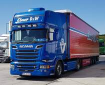 =Scania R 560 der Spedition EBNER D&W steht im April 2020 an der A3