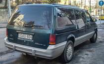 Dodge Grand Caravan LE aus den 90ern von hinten fotografiert in Januar, 2020