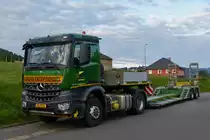 Mercedes Benz Actros Sattelzug steht am 17.07.2020 am Stra�enrand.