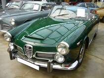 Alfa Romeo 2600 Spider, gebaut von 1961 bis 1965. Der 2600 Spider war ein viersitziges Cabriolet. Er wurde bei der Carrozzeria Touring, die ebenfalls in Mailand beheimatet ist, montiert. Von diesem Modell verkaufte Alfa Romeo 2.257 Einheiten. Der Sechszylinderreihenmotor hat einen Hubraum von 2584 cm³ und leistet 145 PS. Die Höchstgeschwindigkeit soll bei 200 km/h gelegen haben. Classic Remise Düsseldorf am 19.07.2020
