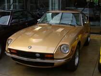 Datsun 280Z, gebaut von 1975 bis 1978. Als 240Z kam dieses Modell 1969 auf den Markt und etablierte sich schnell, insbesondere in den USA, zu einem Verkaufsschlager. Aus dem 240Z wurde 1973 der 260Z. 1975 wurde aus dem 260Z dann der hier abgelichtete 280Z, der allerdings nur in den USA vertrieben wurde. Bis zu seiner Ablösung durch den größeren 280ZX verkaufte sich das Modell mit ca. 40.000 Fahrzeugen pro Jahr, in den USA sehr gut. Der Sechszylinderreihenmotor hat einen Hubraum von 2753 cm³ und leistet 173 PS. Die Höchstgeschwindigkeit wurde mit 205 km/h angegeben. Classic Remise Düsseldorf am 19.07.2020.