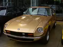 Datsun 280Z, gebaut von 1975 bis 1978. Als 240Z kam dieses Modell 1969 auf den Markt und etablierte sich schnell, insbesondere in den USA, zu einem Verkaufsschlager. Aus dem 240Z wurde 1973 der 260Z. 1975 wurde aus dem 260Z dann der hier abgelichtete 280Z, der allerdings nur in den USA vertrieben wurde. Bis zu seiner Ablösung durch den größeren 280ZX verkaufte sich das Modell mit ca. 40.000 Fahrzeugen pro Jahr, in den USA sehr gut. Der Sechszylinderreihenmotor hat einen Hubraum von 2753 cm³ und leistet 173 PS. Die Höchstgeschwindigkeit wurde mit 205 km/h angegeben. Classic Remise Düsseldorf am 19.07.2020.
