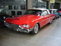 Ford Thunderbird Convertible des Modelljahres 1965, lackiert im Farbton rangoon red. Vom Thunderbird Convertible verkaufte Ford/USA im Jahr 1965 6.846 Autos zu einem Preis ab US$ 4953,00. Unter der Motorhaube verrichtet ein wassergekühlter V8-Motor seinen Dienst, der aus einem Hubraum von 6391 cm³ wahlweise 300 PS oder 330 PS leistet. Classic Remise Düsseldorf am 19.07.2020.