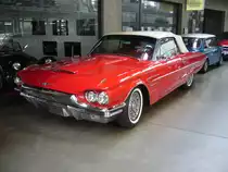 Ford Thunderbird Convertible des Modelljahres 1965, lackiert im Farbton rangoon red. Vom Thunderbird Convertible verkaufte Ford/USA im Jahr 1965 6.846 Autos zu einem Preis ab US$ 4953,00. Unter der Motorhaube verrichtet ein wassergekühlter V8-Motor seinen Dienst, der aus einem Hubraum von 6391 cm³ wahlweise 300 PS oder 330 PS leistet. Classic Remise Düsseldorf am 19.07.2020.