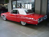 Profilansicht eines Ford Thunderbird Convertible aus dem Modelljahr 1965. Classic Remise Düsseldorf am 19.07.2020.