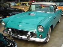 Ford Thunderbird des Modelljahres 1957 im Farbton waterfall blue. Der am 07.09.1955 vorgestellte Thunderbird wurde in seiner Urform mit kleinen jährlichen  Facelifts  bis 1957 gebaut. Alle Thunderbirds wurden serienmäßig mit einem Hardtopdach ausgeliefert. Ein Viskoseverdeck war nur gegen Aufpreis erhältlich. Der V8-Motor mit einem Hubraum von 4783 cm³ leistet 193 PS. Der Grundpreis lag bei 2.944,00 US$. Classic Remise Düsseldorf am 19.07.2020.