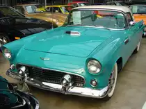Ford Thunderbird des Modelljahres 1957 im Farbton waterfall blue. Der am 07.09.1955 vorgestellte Thunderbird wurde in seiner Urform mit kleinen jährlichen  Facelifts  bis 1957 gebaut. Alle Thunderbirds wurden serienmäßig mit einem Hardtopdach ausgeliefert. Ein Viskoseverdeck war nur gegen Aufpreis erhältlich. Der V8-Motor mit einem Hubraum von 4783 cm³ leistet 193 PS. Der Grundpreis lag bei 2.944,00 US$. Classic Remise Düsseldorf am 19.07.2020.