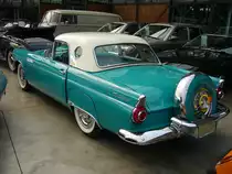 Heckansicht eines Ford Thunderbird Hardtop Coupe aus dem Modelljahr 1957. Nur im Modelljahr 1957 gab es in der Seitenverkleidung des Hardtops das Bullauge. Classic Remise Düsseldorf am 19.07.2020.