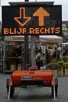 Wegen der Pandemie stehen an jedem Zugang auf den Markt  von Maastricht solche Hinweistaffeln, die auf verschiedene Verhaltensregeln an die man verhalten soll hinweisen. 17.07.2020