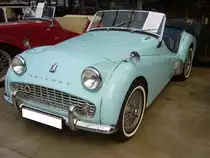 Triumph TR3A. 1957 - 1962. Der TR3A basierte auf dem 1955 vorgestellten TR3 und unterschied sich nur äußerlich von diesem. Der größte Teil der über 58000 produzierten TR3A wurde in die USA exportiert. Der 4-Zylinderreihenmotor hat einen Hubraum von 1991 cm³ und leistet 95 PS. Die Höchstgeschwindigkeit liegt bei 170 km/h. Classic Remise Düsseldorf am 19.07.2020.