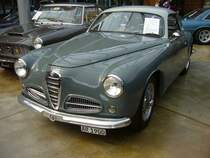 Alfa Romeo 1900C Sprint Seria 1 aus dem ersten Modelljahr 1952. Nach Kriegsende hatte Alfa Romeo lediglich das veraltete Vorkriegsmodell 6C2500 im Programm. Auf staatlichen Druck wurde bei den Milanesen die Entwicklung eines modernen Mittelklassewagens voran getrieben. Das Ergebnis war das Modell 1900. Insgesamt verkaufte man bis 1955 17.243 Limousine und 1796 Coupes. Das gezeigte Coupe in der Farbkombination grigio-bicolore wird von einem Vierzylinderreihenmotor mit zwei obenliegenden Nockenwellen angetrieben. Dieser Motor hat einen Hubraum von 1975 cm³ und leistet 115 PS. In zahlreichen Straßenrennen erwies sich das 190 km/h schnelle Coupe als unschlagbar. Classic Remise Düsseldorf am 19.07.2020, natürlich unter Einhaltung sämtlicher momentanen Regeln und Hygienevorschriften