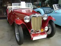 MG TC, gebaut von 1945 bis 1950. Vom Grundsatz her, basierte das Modell TC als erstes MG-Nachkriegsmodell, auf den Vorkriegsmodellen TA & TB. Der Vierzylinderreihenmotor hat einen Hubraum von 1250 cm³ und leistet 55 PS. Über 10.000 Fahrzeuge dieses Typs verließen die Werkshallen in Abingdon/Oxfordshire. Eine Besonderheit weist das Modell Tc noch zusätzlich auf: In der Farbe, in der die Lamellen im Kühler lackiert sind, ist auch die Innenausstattung gehalten. Classic Remise Düsseldorf am 19.07.2020. 