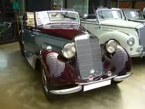 Mercedes Benz W136 170V Cabriolet A aus dem Jahr 1936. Das Modell W136 wurde auf der Berliner Automobil Ausstellung des Jahres 1936 vorgestellt. Er sollte ein Automobil für die Massenmotorisierung des Deutschen Reiches sein. Das gezeigte Cabriolet A war das teuerste Modell dieser Baureihe und schlug bei seiner Vorstellung mit einem Kaufpreis von RM 5980,00 zu Buche. Eine zweitürige Limousine dieses Typs war schon ab RM 2850,00 zu haben. Insgesamt verkauften die Untertürkheimer nur 76 Autos in der Cabriolet A Ausführung. Der Vierzylinderreihenmotor hat einen Hubraum von 1697 cm³ und leistet 38 PS. Classic Remise Düsseldorf am 19.07.2020, natürlich unter Einhaltung sämtlicher momentanen Regeln und Hygienevorschriften.