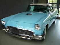 Ford Thunderbird des Modelljahres 1957 im Farbton starmist blue. Der am 07.09.1955 vorgestellte Thunderbird wurde in seiner Urform mit kleinen jährlichen  Facelifts  bis 1957 gebaut. Alle Thunderbirds wurden serienmäßig mit einem Hardtopdach ausgeliefert. Ein Viskoseverdeck war nur gegen Aufpreis erhältlich. Der V8-Motor mit einem Hubraum von 4783 cm³ leistet 193 PS. Der Grundpreis lag bei 2.944,00 US$. Classic Remise Düsseldorf am 19.07.2020.
