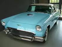 Ford Thunderbird des Modelljahres 1957 im Farbton starmist blue. Der am 07.09.1955 vorgestellte Thunderbird wurde in seiner Urform mit kleinen jährlichen  Facelifts  bis 1957 gebaut. Alle Thunderbirds wurden serienmäßig mit einem Hardtopdach ausgeliefert. Ein Viskoseverdeck war nur gegen Aufpreis erhältlich. Der V8-Motor mit einem Hubraum von 4783 cm³ leistet 193 PS. Der Grundpreis lag bei 2.944,00 US$. Classic Remise Düsseldorf am 19.07.2020.