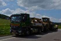 Mercedes Benz Sattelzug hat am Straenrand angehalten um die Forstmaschine abzuladen. 20.07.2020