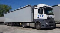 =MB Actros-Sattelzug von W & P steht im April 2020 auf einem Rastplatz an der A 3