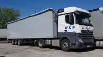 =MB Actros-Sattelzug von W & P steht im April 2020 auf einem Rastplatz an der A 3