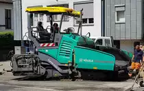 =Vögele Super 1800-3i von PEEGUT-Bau steht im Juli 2020 auf einer Baustelle in Hünfeld