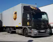 =MB von UPS steht im April 2020 auf einem Rastplatz an der A 3
