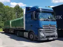 =MB Actros-Sattelzug steht im Juli 2020 in Uttrichshausen