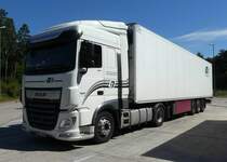 =DAF XF 480-Sattelzug mit Schmitz-Sattelauflieger von GRICIUS-Logistics rastet an der A 7, 07-2020