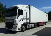 =DAF XF 480-Sattelzug mit Schmitz-Sattelauflieger von GRICIUS-Logistics rastet an der A 7, 07-2020