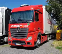 =MB Actros-Sattelzug von SZEMEREY aus Ungarn rastet an der A 7 im Juli 2020