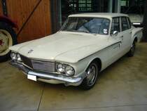 Dodge Lancer 770 Limousine aus dem Modelljahr 1961. Im Grunde war der Dodge Lancer das Schwestermodell des bereits 1960 eingeführten Plymouth Valiant. Die Modellreihe Lancer gab es als Series 170 (Einfachausstattung) und Series 770 als luxuriöse Ausstattungsversion. Angetrieben wurde der Lancer wahlweise durch zwei verschieden Sechszylinderreihenmotoren: 2789 cm³ mit 101 PS oder 148 PS oder 3682 cm³ mit 145 PS oder 195 PS. Von der viertürigen Limousine verkaufte Dodge in der Series 170 25.508 Fahrzeuge und von der abgelichteten Series 770 49.268 Autos. Classic Remise Düsseldorf am 19.07.2020.