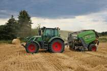 Fendt Vario 514 mit Fendt Rotana 160 Rundballenpresse am 24.07.20 bei Hammersbach (Main Kinzig Kreis)