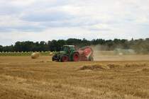 Fendt Vario 820 mit Lely Welger RP 160 V Master Rundballenpresse am 24.07.20 bei Hammersbach (Main Kinzig Kreis)