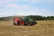 Fendt Vario 820 mit Lely Welger RP 160 V Master Rundballenpresse am 24.07.20 bei Hammersbach (Main Kinzig Kreis)