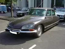 Citroen DS 23 IE. 1972 - 1975. Die DS 23 IE war das das am stärksten motorisierte Modell aus der bereits 1955 vorgestellten ID/DS-Baureihe. Der 4-Zylinderreihenmotor hat einen Hubraum von 2332 cm³ und leistet 126 PS. Diese Motorleistung verhilft der  Göttin  zu einer Höchstgeschwindigkeit von 182 km/h. Besucherparkplatz der Düsseldorfer Classic Remise am 19.07.2020.