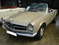 Mercedes Benz W113 E28, produziert von 1968 bis 1971. Als Typ 230SL war das Modell bereits 1963 erschienen. Der 280 SL war die letzte Ausbaustufe der sogenannten  Pagode . Als 280SL verkaufte sich der Wagen 23.885 mal. Der Sechszylinderreihenmotor leistet 170 PS aus einem Hubraum von 2778 cm³. Die Höchstgeschwindigkeit wurde damals mit 200 km/h angegeben. Der gezeigte W113 ist im Farbton hellbeige 181 lackiert. Classic Remise Düsseldorf am 19.07.2020.