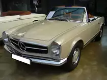 Mercedes Benz W113 E28, produziert von 1968 bis 1971. Als Typ 230SL war das Modell bereits 1963 erschienen. Der 280 SL war die letzte Ausbaustufe der sogenannten  Pagode . Als 280SL verkaufte sich der Wagen 23.885 mal. Der Sechszylinderreihenmotor leistet 170 PS aus einem Hubraum von 2778 cm³. Die Höchstgeschwindigkeit wurde damals mit 200 km/h angegeben. Der gezeigte W113 ist im Farbton hellbeige 181 lackiert. Classic Remise Düsseldorf am 19.07.2020.