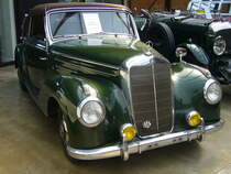Mercedes Benz W187 220 Cabriolet A, produziert von 1951 bis 1955. Der W187 wurde auf der Frankfurter Automobilausstellung im April 1951 vorgestellt. Im Verkaufsprogramm waren eine viertürige Limousine, ein Coupe, sowie die Cabriolet Modelle A und B. Die Karosserie hatte noch deutliche Anleihen am Modell W136 (170). Der Sechszylinderreihenmotor mit einem Hubraum von 2195 cm³ und 80 PS war jedoch eine Neuentwicklung. Ein solches Cabriolet A war ab DM 18860,00 zu haben. Classic Remise Düsseldorf am 19.07.2020.