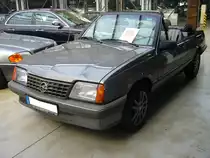 Opel Ascona C Cabriolet aus dem Jahr 1986. In diesem Cabriolet der Serie C2 ist ein quer eingebauter Vierzylinderreihenmotor verbaut. Im abgelichteten Ascona C ist es der Motor mit einem Hubraum von 1587 cm³ und einer Leistung von 90 PS. Classic Remise Düsseldorf am 19.07.2020.