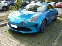 Noch kein Oldie, aber für mich ein Klassiker der Zukunft. Die Reinkarnation des legendären Alpine A110, die von 1962 bis 1977 die Rallyepisten der Welt beherrschte. Seit 2017 wird dieser Retro-Sportwagen wieder von Alpine (einer Renault-Tochter) in Dieppe produziert. Der Interessent kann zwischen zwei Motorisierungen wählen: Der Hubraum beträgt 1798 cm³ und leistet wahlweise 252 PS oder 292 PS. Automeile Höherweg in Düsseldorf am 19.07.2020.