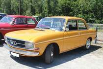 Audi 60, gebaut von 1968 bis 1972. Der Audi 60 war ursprünglich als das Sparmodell, dieser vom DKW F 102 abgeleiteten, Baureihe angedacht. Mit 216.988 verkauften Einheiten wurde er aber zum Kassenknüller gegenüber seinen größeren Brüdern 72, 75 und Super 90. Der seitlich geneigt verbaute Vierzylinderreihenmotor mit einem Hubraum von 1.496 cm³ leistet 55 PS. Oldtimertreffen Muttental/Witten im Sommer 2018.