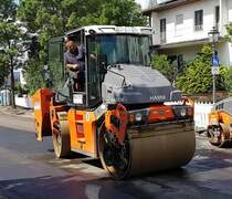 =Hamm-Walze der Peegut-Gruppe, eingesetzt auf einer Baustelle in Hünfeld im Juli 2020