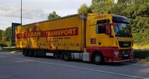 =MAN-Sattelzug von CERAN-Transport steht auf einem Rastplatz an der A 7 im Juli 2020