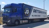 =MB Actros mit Sattelauflieger der Spedition DETTENDORFER rastet in Juli 2020 an der A 7