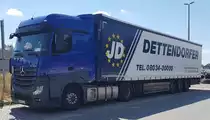 =MB Actros mit Sattelauflieger der Spedition DETTENDORFER rastet in Juli 2020 an der A 7