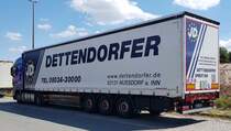 =MB Actros mit Sattelauflieger der Spedition DETTENDORFER rastet in Juli 2020 an der A 7