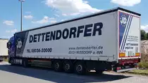 =MB Actros mit Sattelauflieger der Spedition DETTENDORFER rastet in Juli 2020 an der A 7