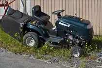 Rasentraktor Bolens wartet auf seinen nächsten Einsatz. 07.2020