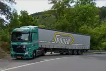MB Actros Sattelzug steht auf einem Parkplatz neben der Straße. 07.2020