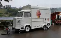 =Citroen Typ H-Replik als Eisstand, gesehen am Rheinfall im Oktober 2019 