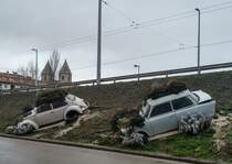 VW Käfer und Trabant 601 als Dekoration bei einer Brücke fotografiert in Februar, 2020 Budapest.